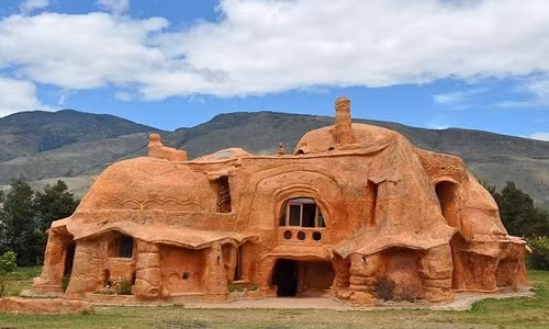 Ngôi nhà trên ở thị trấn vùng núi Villa-de-leyva, Colombia nằm trên một diện tích 500m2, do KTS Octavio Mendoza Morales thiết kế. Nhìn từ xa, tòa nhà trông như lâu đài.