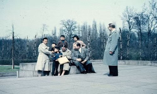 Một gia đình có khoảng thời gian vui vẻ bên nhau tại công viên Treptow, Berlin.