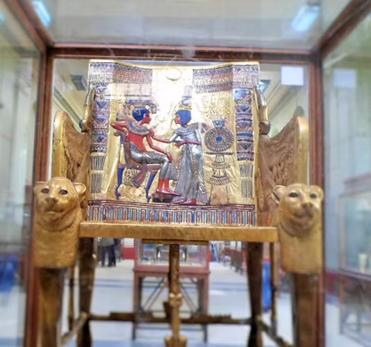 Thêm nữa, thi hài vị vua nổi tiếng này được chôn cất không có trái tim gợi nhắc câu chuyện thi hài thần Osiris đã bị người anh em trai Seth chặt ra thành từng mảnh và chôn giấu trái tim của vị thần này.