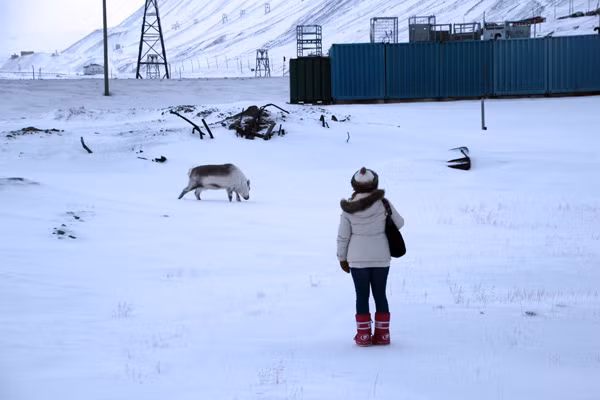 Do vậy, khi những công dân Longyearbyen ốm nặng hay sắp qua đời vì tuổi cao sẽ được chuyển tới thành phố khác bằng tàu biển hay máy bay để chữa trị. Trong trường hợp người đó qua đời thì sẽ được chôn cất ở địa điểm khác.