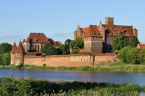 Lâu đài Malbork nổi tiếng của Ba Lan được khởi công xây dựng vào năm 1274 và hoàn thành năm 1406 với kiến trúc đặc trưng thời Trung cổ.