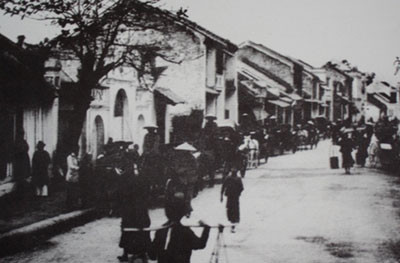 Phố Hàng Than thời xưa từng được biết đến là nơi chuyên buôn bán các loại than. Đây là một trong những hình ảnh phố phường Hà Nội thời xưa rất đỗi bình yên và giản dị.