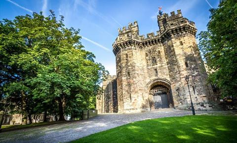 Một trong những sự kiện khét tiếng xảy ra ở lâu đài Lancaster là vụ "phù thủy Pendle". Khi ấy, 8 phụ nữ và 2 người đàn ông sống ở ngôi làng gần lâu đài Lancaster bị bắt giữ và bị buộc tội triệu hồi quỷ dữ và nguyền rủa những người hàng xóm.