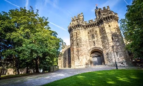 Một trong những sự kiện khét tiếng xảy ra ở lâu đài Lancaster là vụ "phù thủy Pendle". Khi ấy, 8 phụ nữ và 2 người đàn ông sống ở ngôi làng gần lâu đài Lancaster bị bắt giữ và bị buộc tội triệu hồi quỷ dữ và nguyền rủa những người hàng xóm.