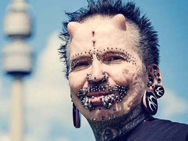 Ông Buchholz còn nổi tiếng khi cấy 2 chiếc sừng lên trên đầu. Cũng chính vì những điều này mà ông không được nhập cảnh vào Dubai thuộc Các tiểu vương quốc Arab thống nhất (UAE) năm 2014 sau khi các quan chức phụ trách xuất nhập cảnh đánh giá sự hiện diện của ông ở nơi đây sẽ gây "rủi ro về an ninh".