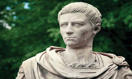 Hoàng đế Caligula khiến người đời phẫn nộ khi giết hại nhiều người như một thú vui, "quan hệ" với chị em, thậm chí cướp vợ của người khác.