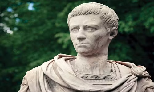 Hoàng đế Caligula khiến người đời phẫn nộ khi giết hại nhiều người như một thú vui, "quan hệ" với chị em, thậm chí cướp vợ của người khác.