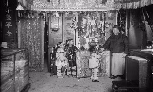 Không khí đón Tết của một gia đình Trung Quốc ở ở Chinatown, New York. Con cái chúc tết cha mẹ trở thành một phong tục không thể thiếu. Sau khi nhận lời chúc của con cái, cha mẹ thường lì xì tiền mừng tuổi cho con.