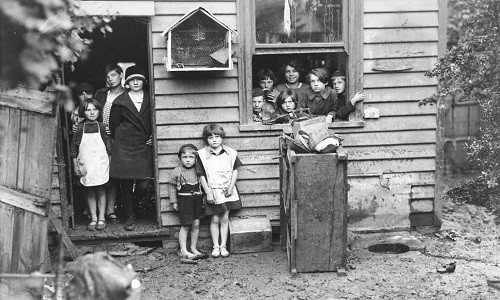 Người Mỹ gốc Phi là nhóm đối tượng bị ảnh hưởng nặng nề nhất trong cuộc đại suy thoái. Họ thường là những người đầu tiên bị sa thải hoặc cắt giảm lương.