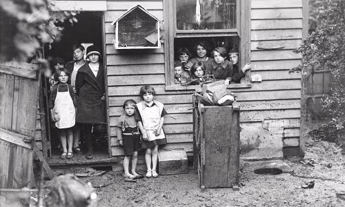 Người Mỹ gốc Phi là nhóm đối tượng bị ảnh hưởng nặng nề nhất trong cuộc đại suy thoái. Họ thường là những người đầu tiên bị sa thải hoặc cắt giảm lương.