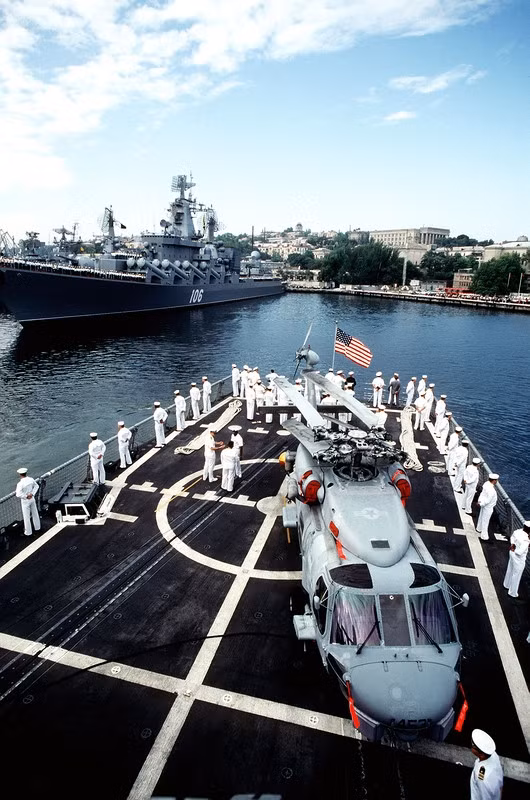 Hai tàu hải quân Mỹ neo đậu tại cảng ở Sevastopol.