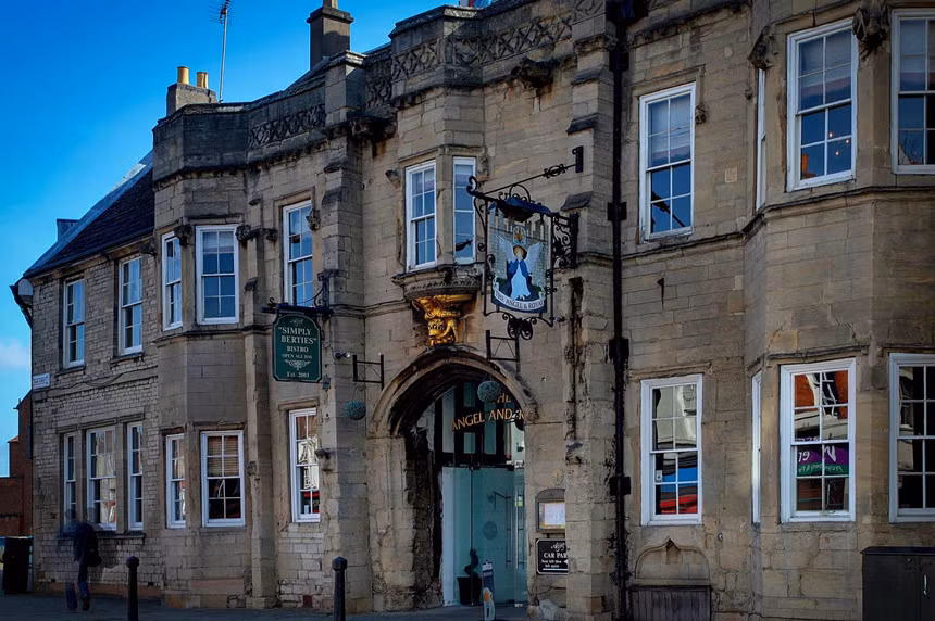 Angel &amp; Royal, Grantham, Anh: Angel &amp; Royal được xây dựng vào năm 1203 nhằm mục đích phục vụ như một ký túc xá cho Brotherhood của hội Knights Templar. Ngày nay, du khách đến khách sạn không chỉ để nghỉ chân mà còn để tham gia tour khám phá lịch sử của nơi đây. Ảnh: AngelRoyalHotel.