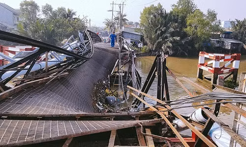 Trở lại hiện trường vụ sập cầu Long Kiển (xã Long Kiển, huyện Nhà Bè) chiều 20/1, phóng viên chứng kiến cảnh đổ nát, ngổn ngang, những giàn thép lớn bị đứt, gãy trơ khung