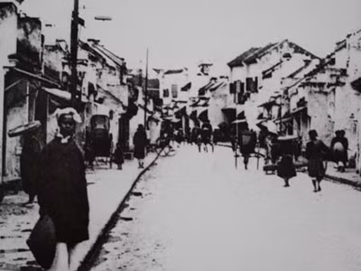 Dòng người tấp nập trên phố Hàng Mắm.