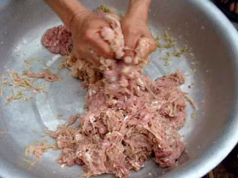 Món ăn được trộn với các loại gia vị sau khi băm nhuyễn