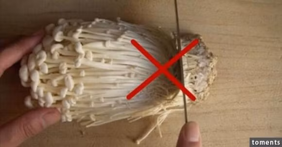 Sau đó cắt bỏ phần rễ nấm kim châm của nó đi. Nhưng điều này khiến nấm cũng như những dụng cụ đi kèm rất bẩn, và sau quá trình rửa thì nấm sẽ trở thành một mớ hỗn độn.