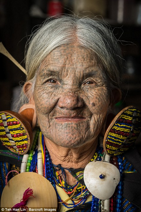 Truyền thống xăm mặt của phụ nữ các bộ tộc ở bang Chin bắt nguồn từ thế kỷ 11.