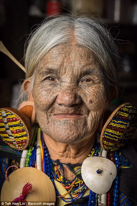 Truyền thống xăm mặt của phụ nữ các bộ tộc ở bang Chin bắt nguồn từ thế kỷ 11.