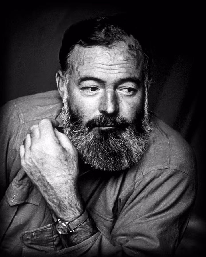 Nhà văn Hemingway tự sát bằng súng tại nhà riêng vào năm 1961 khiến công chúng bất ngờ và xót xa.