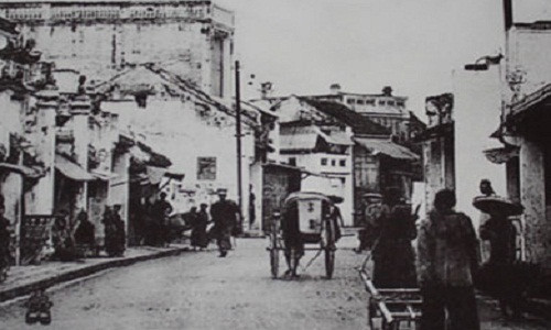 Những ngôi nhà gạch san sát nhau trên phố Hàng Ngang.