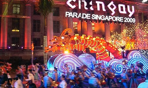 Tên gọi của lễ hội diễu hành đường phố Chingay trong tiếng Trung Quốc có nghĩa là "nghệ thuật trang phục và hóa trang". Vì vậy lễ hội này là dịp người dân Singapore có khoảng thời gian vui vẻ bên nhau và thắt chặt tình cảm.