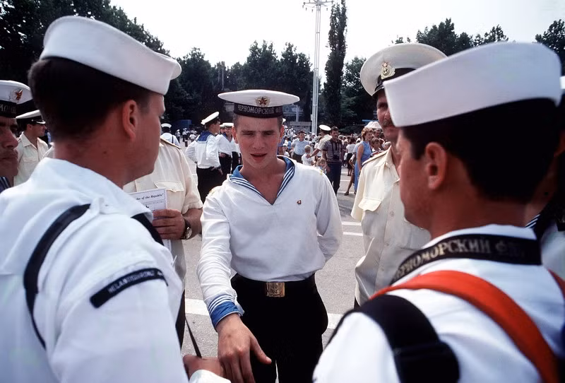 Trước khi Liên bang Xô viết tan rã, Sevastopol là căn cứ Hạm đội Biển Đen của Hải quân Liên Xô. Về sau, nơi đây là căn cứ của Hải quân Ukraine và Nga.