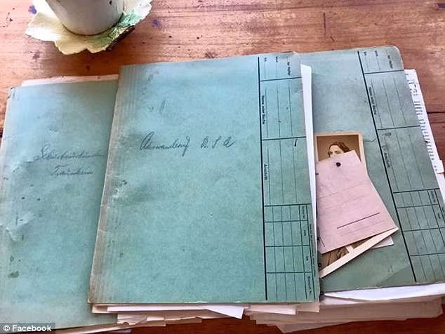 Chia sẻ trên Facebook của bà Blackwell về chiếc hộp "kho báu" trên thu hút hàng trăm bình luận. Đa số cho rằng phát hiện này là "tuyệt vời".