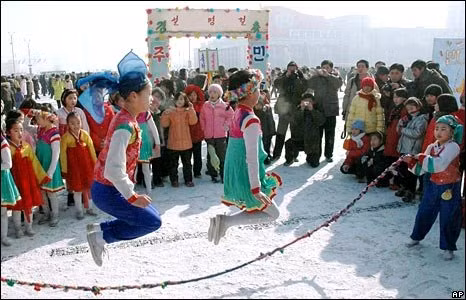 Đối với tục "đốt tóc", người Triều Tiên tổ chức vào buổi chiều mùng 1 Tết. Vào ngày này, người dân đem tóc rụng thu nhặt trong cả năm ra đốt sạch, với mong ước bước sang năm mới gặp may mắn, bình an và xua đuổi bệnh tật.