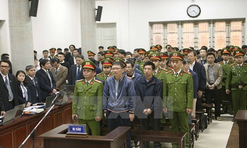 Vành móng ngựa được thay thế bằng bục khai báo trong phiên tòa xét xử vụ án xảy ra tại PVN và PVC. Nguồn: TTXVN