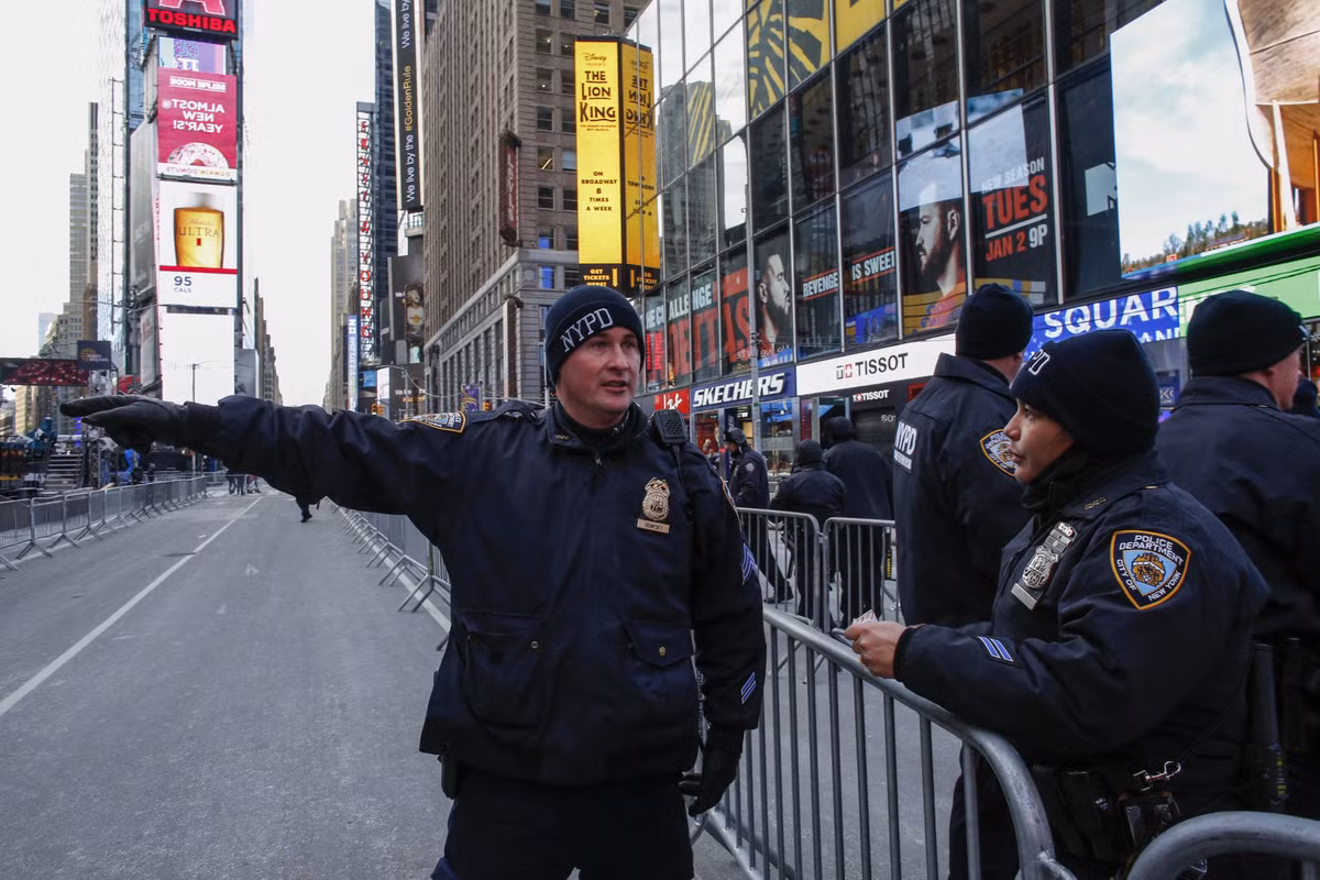 Dự báo thời tiết cho thấy nhiệt độ sẽ tiếp tục xuống thấp vào giữa đêm, khi năm mới chính thức gõ cửa thành phố. Tuy nhiên, hàng nghìn người vẫn tiếp tục ra đường và đổ về các tuyến phố trung tâm. Các quan chức y tế của thành phố khuyên mọi người giữ ấm toàn bộ cơ thể, đội mũ, choàng khăn và đeo khăn tay, đồng thời không nên uống rượu vì sẽ khiến cơ thể bị mất nhiệt nhanh chóng.