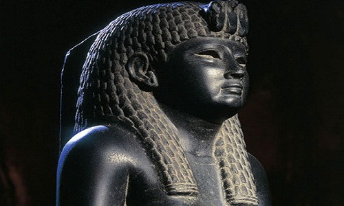Tượng Cleopatra đúc bằng bazan.