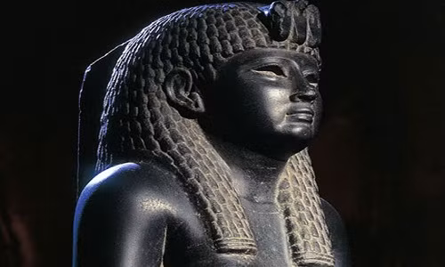Tượng Cleopatra đúc bằng bazan.