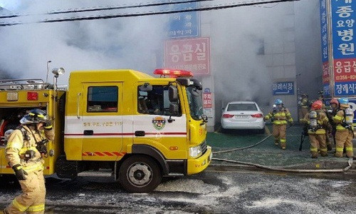 Lực lượng cứu hỏa mất gần 2 tiếng để khống chế vụ cháy ở bệnh viện Sejong. Ảnh: YONHAP.