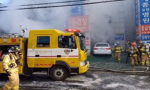 Lực lượng cứu hỏa mất gần 2 tiếng để khống chế vụ cháy ở bệnh viện Sejong. Ảnh: YONHAP.