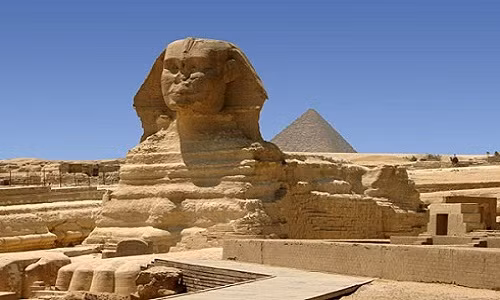 Tượng Nhân sư Giza nổi tiếng thế giới với chiều cao 20m và dài 57m. Bức tượng đầu người mình sư tử được đặt ở mặt trước của kim tự tháp Khafre.