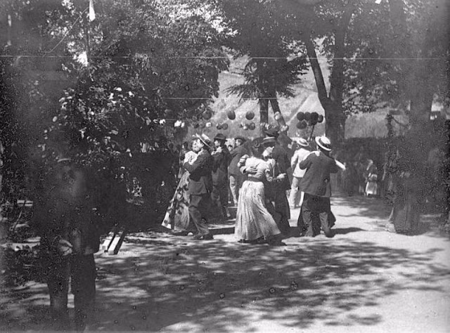 Những cặp đôi khiêu vũ hòa mình trong điệu nhạc du dương.