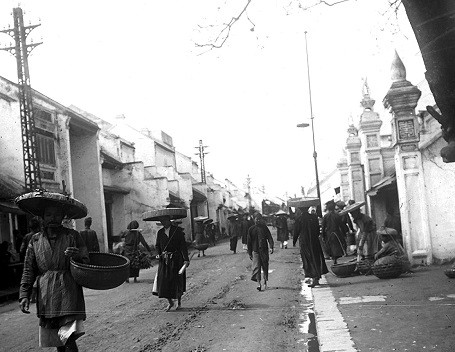 Trang phục, vật dụng quen thuộc của phụ nữ trong các phiên chợ xưa ở Hà Nội.