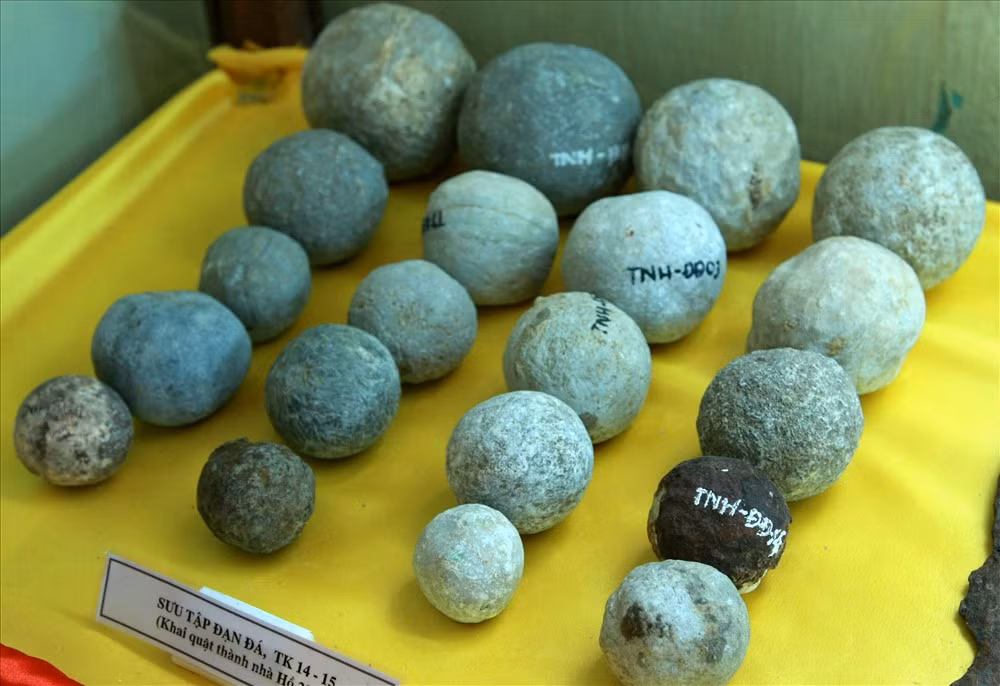 Trong những lần khảo cổ xung quanh khu vực Thành nhà Hồ, các nhà khoa học tìm thấy hàng trăm viên bi đá lớn (bằng quả bóng đá), nhỏ (bằng quả cầu mây).