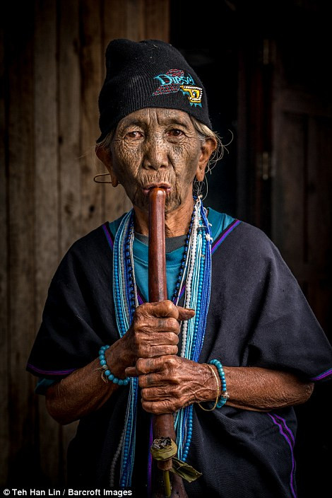 Theo thời gian, những hình xăm trên mặt phụ nữ trở thành chuẩn mực của vẻ đẹp.