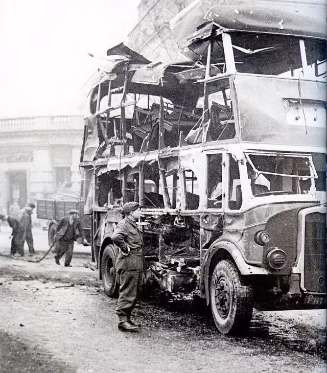 Một xe bus 2 tầng ở Anh bị hư hỏng nặng trong cuộc không kích của phát xít Đức trong Thế chiến 2. Hàng ngàn xe cộ ở Anh bị phá hủy do bom đạn chiến tranh.