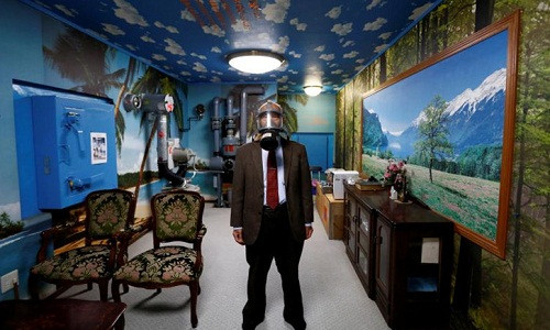 Bên trong một mẫu hầm trú ẩn hạt nhân được xây dựng trong nhà ở Osaka, Nhật Bản. Ảnh: Reuters.