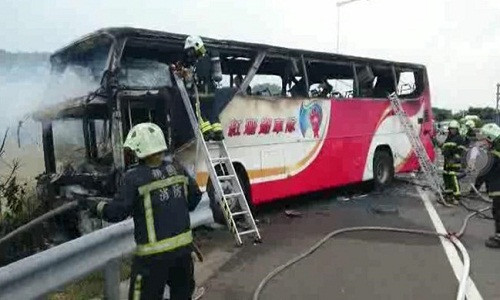 Xe bus bốc cháy trên cao tốc Đài Loan khiến 26 người thiệt mạng. Ảnh: China News Service.