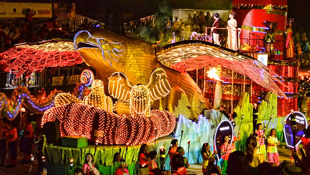 Hàng ngàn người tham gia lễ diễu hành này trong không khí náo nhiệt, hân hoan và vui vẻ.