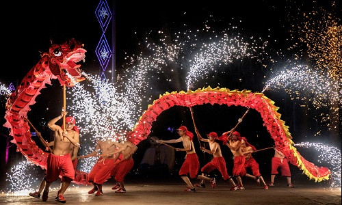 Giống như Việt Nam và một số nước châu Á, người Trung Quốc đón Tết Âm lịch. Tết Nguyên đán trở thành dịp lễ quan trọng nhất trong năm và thường rơi vào tháng 2 dương lịch.