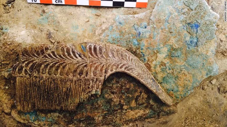 6 chiếc lược làm từ ngà voi là một phần trong kho báu cực giá trị được giới chuyên gia tìm thấy.