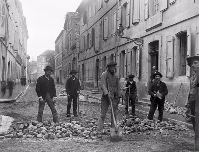 Các công nhân làm đường xá.