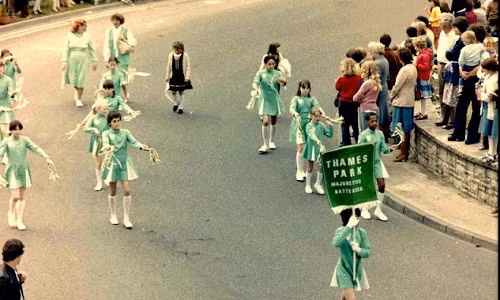 Đông đảo người dân Aylesbury đứng hai bên đường để theo dõi một lễ hội.