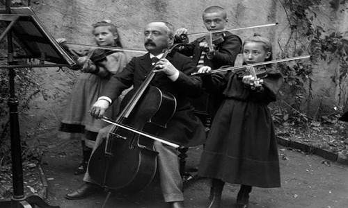 Những hình ảnh nước Pháp cuối thế kỷ 19 của Amélie Galup đem đến cho bạn đọc góc nhìn sống động và chân thực về cuộc cuộc của người dân thời đó.