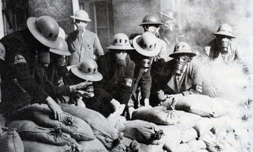 Binh sĩ Anh đeo mặt nạ phòng độc năm 1939. Chiến tranh thế giới 2 là một trong những cuộc chiến đẫm máu nhất lịch sử với hàng triệu người thương vong. Trong cuộc chiến tranh, nước Anh cũng chịu thiệt hại không nhỏ.