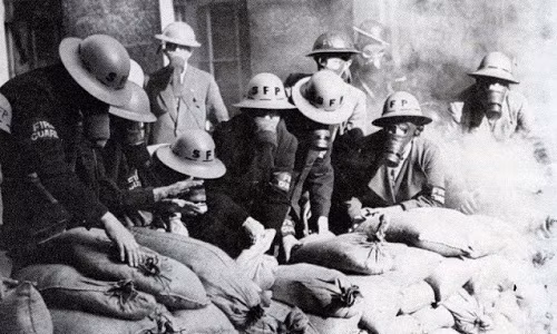 Binh sĩ Anh đeo mặt nạ phòng độc năm 1939. Chiến tranh thế giới 2 là một trong những cuộc chiến đẫm máu nhất lịch sử với hàng triệu người thương vong. Trong cuộc chiến tranh, nước Anh cũng chịu thiệt hại không nhỏ.